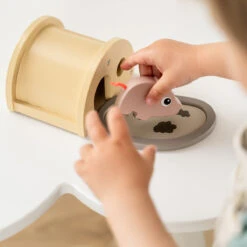 Done By Deer Tiny Farm Play Set - Pigee - Colour Mix 9 Done By Deer Tiny Farm Play Set - Pigee - Colour Mix -Done By Deer 4654027 2 LS