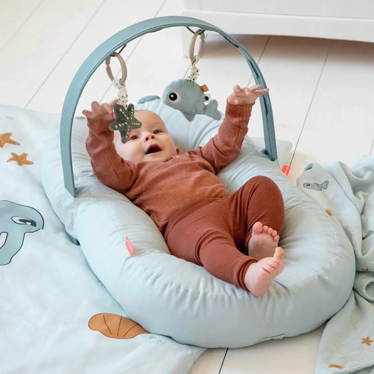 Done By Deer Hanging Activity Toy 2 Pcs - Wally - Powder 6 Done By Deer Hanging Activity Toy 2 Pcs - Wally - Powder - Image 4