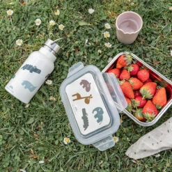 Done By Deer Metal Lunch Box - Deer Friends - Powder 10 Done By Deer Metal Lunch Box - Deer Friends - Powder -Done By Deer Metal lunch box Deer friends Powder 4 LS