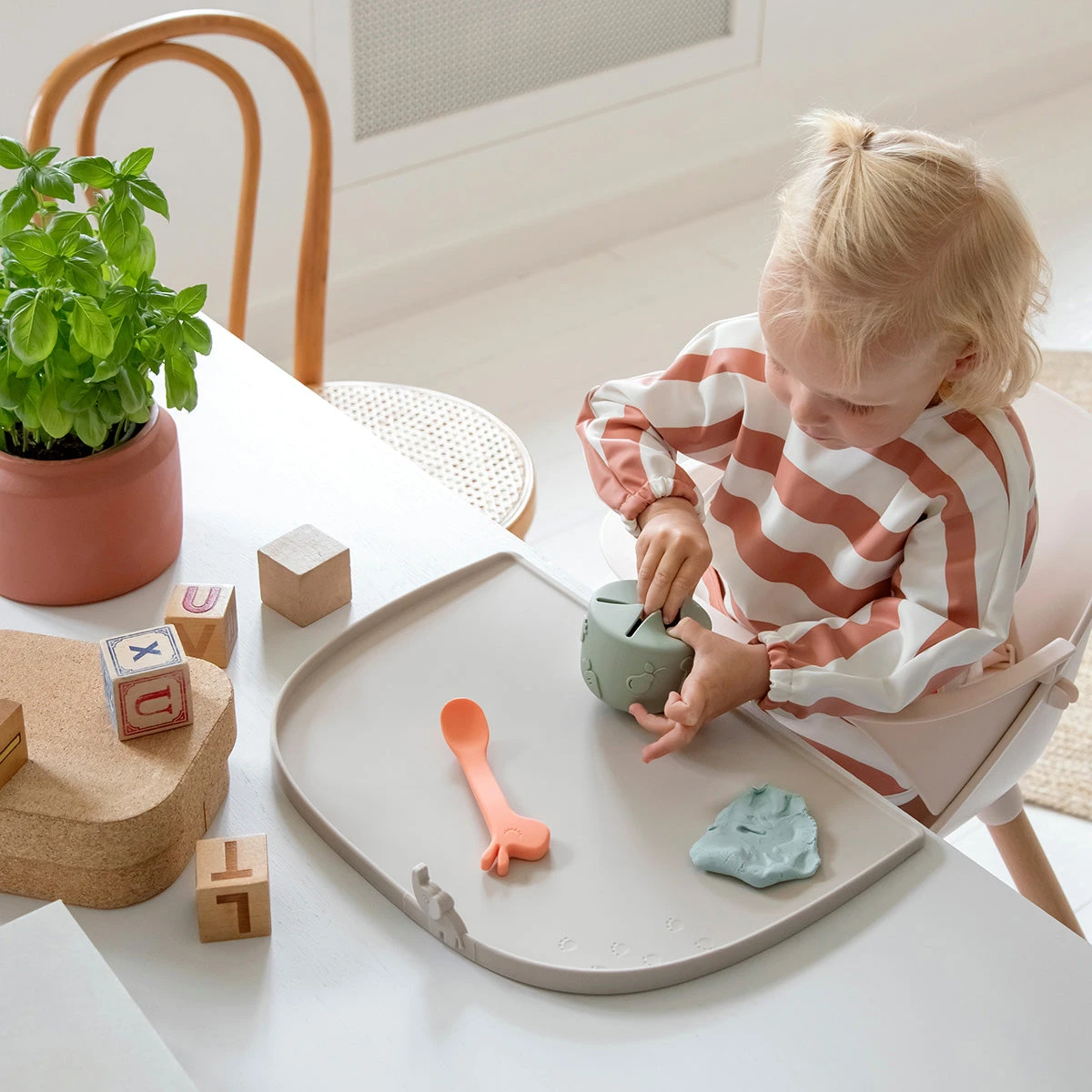 Done By Deer Sleeved Pocket Bib - Stripes - Blue 6 Done By Deer Sleeved Pocket Bib - Stripes - Blue - Image 4