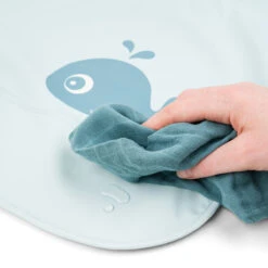 Done By Deer Sleeved Pocket Bib - Wally - Blue 11 Done By Deer Sleeved Pocket Bib - Wally - Blue -Done By Deer Sleeved pocket bib Wally Blue Info 4 PS 1