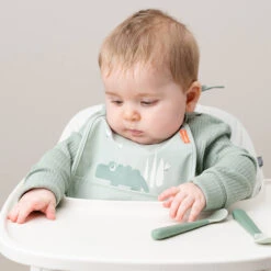 Done By Deer Tiny Pocket Bib 2-pack - Croco - Green 11 Done By Deer Tiny Pocket Bib 2-pack - Croco - Green -Done By Deer Tiny pocket bib 2 pack Croco Green 2 LS 1