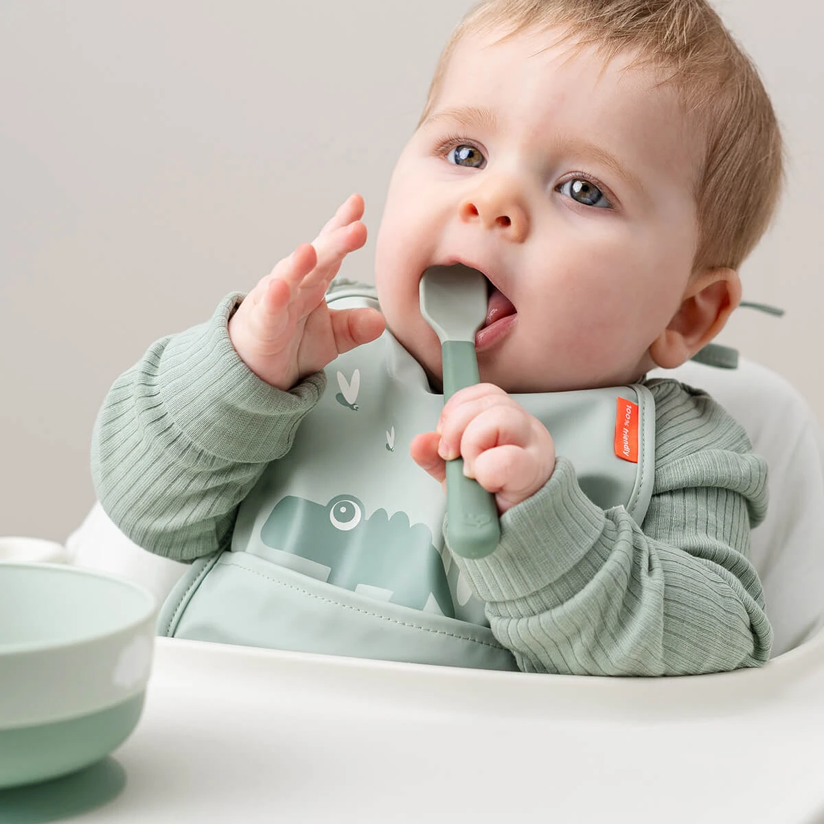 Done By Deer Tiny Pocket Bib 2-pack - Elphee - Blue 6 Done By Deer Tiny Pocket Bib 2-pack - Elphee - Blue - Image 5