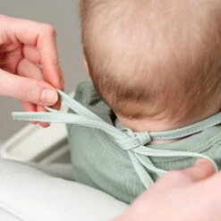 Done By Deer Tiny Pocket Bib 2-pack - Happy Clouds - Powder 14 Done By Deer Tiny Pocket Bib 2-pack - Happy Clouds - Powder -Done By Deer Tiny pocket bib 2 pack Happy clouds Powder 3 LS 1